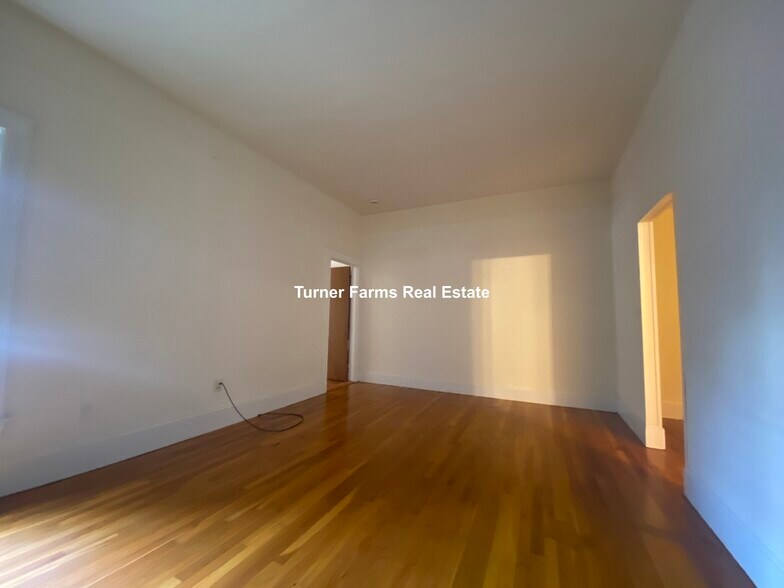 Building Photo - 1386A Beacon St