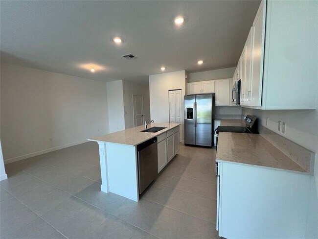 Building Photo - 655 SE Lk Fls St