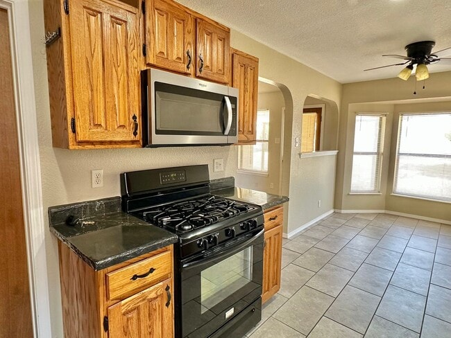 Building Photo - 3 Bdrm/2 Bath Home w/Refrigerated Air Clos...