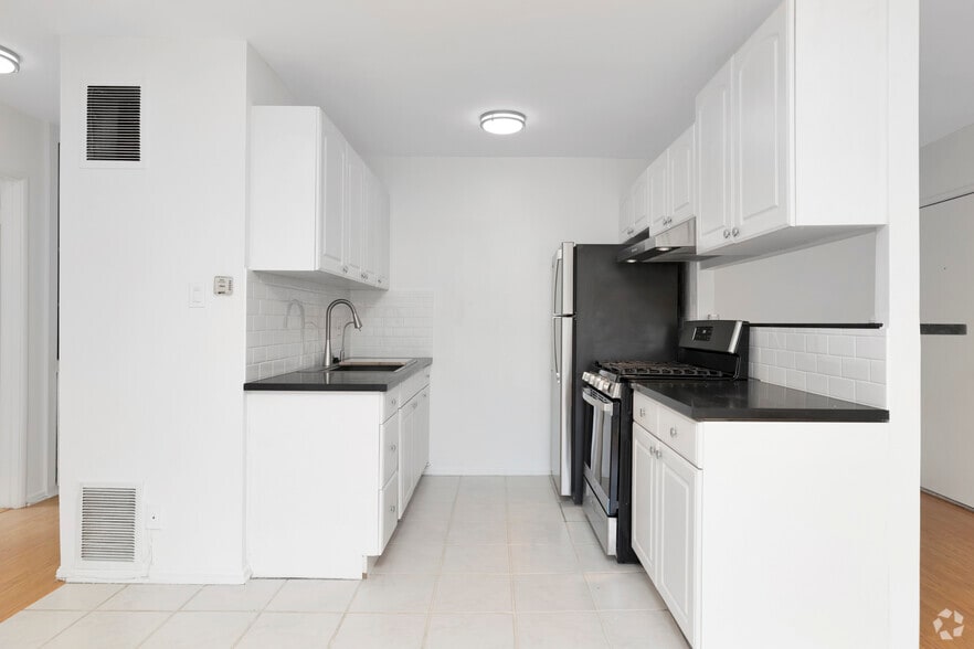 2BD, 1BA - 1000SF - Kitchen - 623 Westbourne Dr