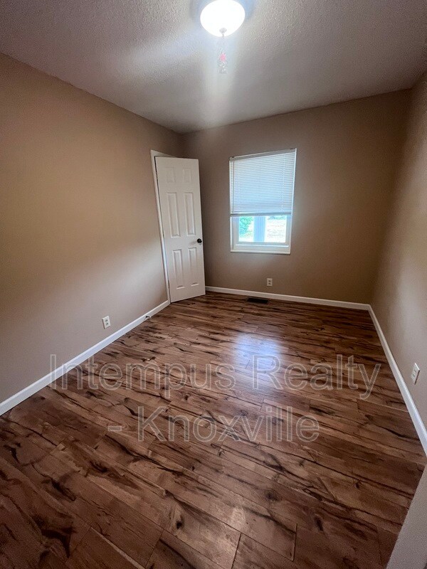 Building Photo - 405 Iroquois Ln