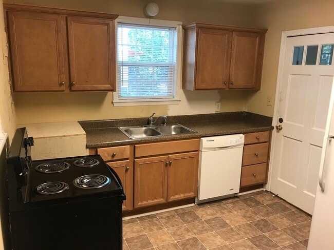 Building Photo - Three Bedroom in the Heart of Five Points