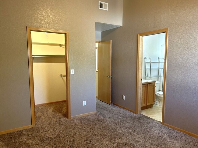 Building Photo - Spacious 2 Bedroom Greeley Condo - Available Now!