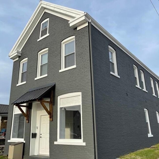 Building Photo - 902 9th St