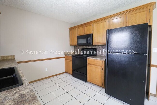 Building Photo - 1307 N Willow Dr