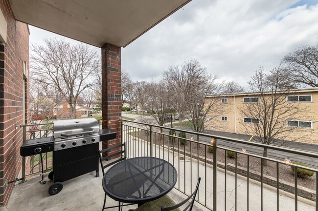 Building Photo - 1021 Peterson Ave