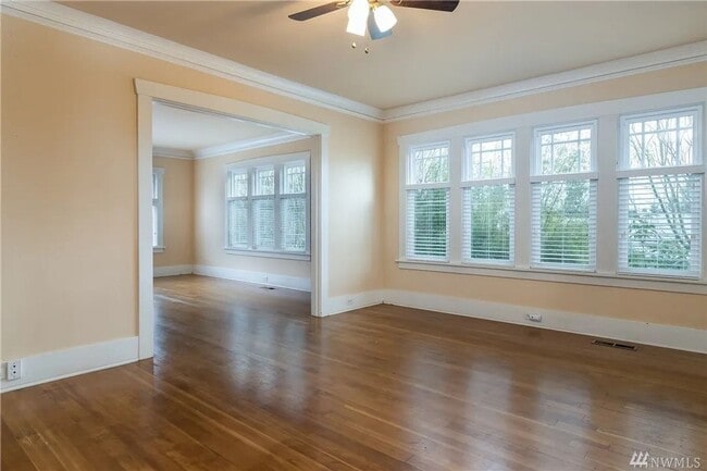 Building Photo - Charming 1BR/1BA Main Floor View Unit in D...