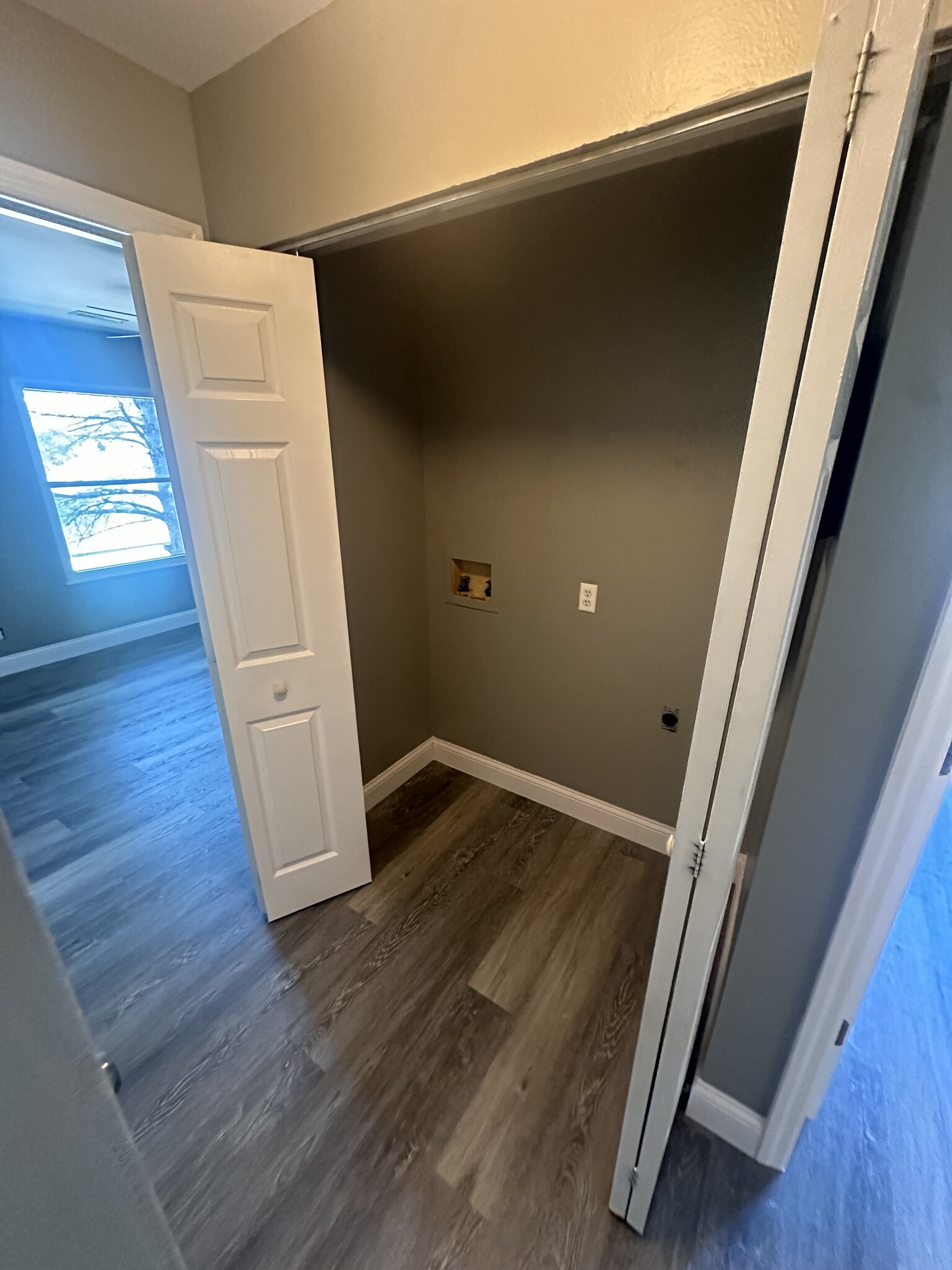 Laundry Area - 1609 Summergate Pkwy