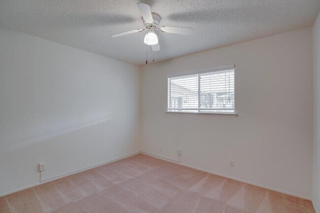 Building Photo - 4601 Gray Fox Dr