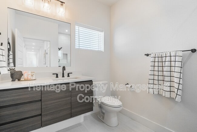 Building Photo - 719 Eleanor Ave