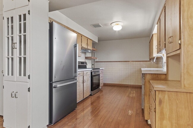 Building Photo - 340 Crown Point