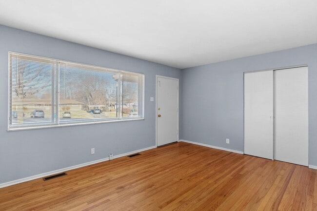 Building Photo - MOVE IN READY 2Bed 1Bath Duplex in St. Charles!