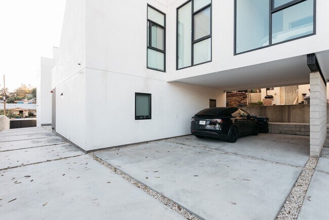 Building Photo - 2121 Scott Ave