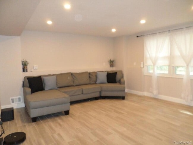 Building Photo - 8 Jodi Ln