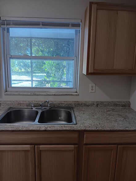 Building Photo - 3/2 Pool home available NOW