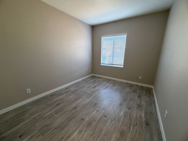 Building Photo - UPDATED BEAUTY IN GARDEN LAKES