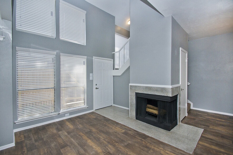 Building Photo - Woodbridge Townhomes