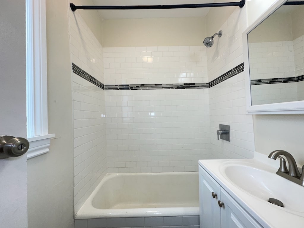 Building Photo - 655 W Roscoe St