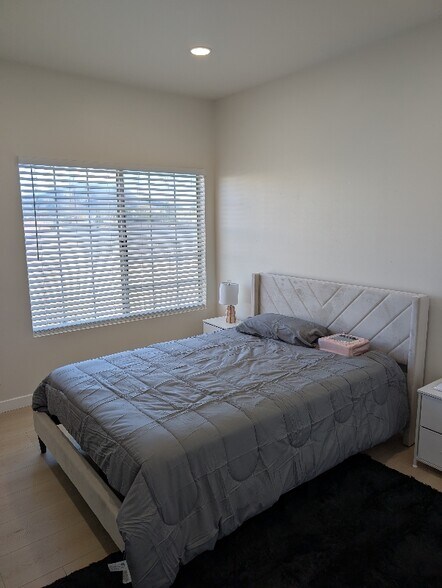 Building Photo - 11035 Moorpark St