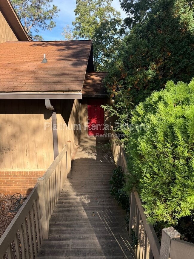 Building Photo - 1804 Pine Tree Dr