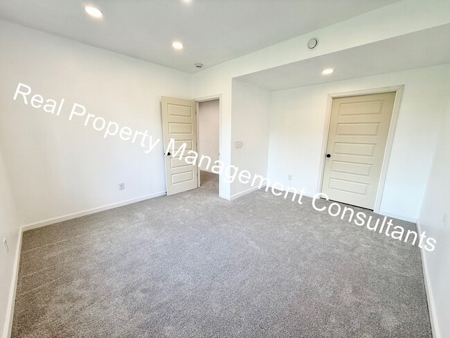 Building Photo - Extraordinary 4 bedroom home in Lee's Summit