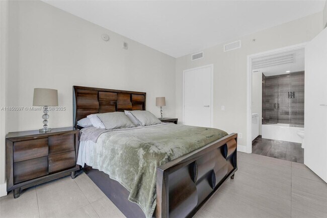 Building Photo - 1300 Brickell Bay Dr