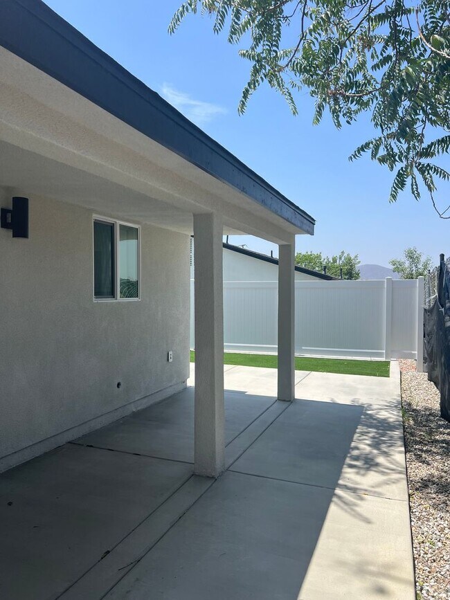 Building Photo - Brand New Detached 3 Bed/2 Bath Home-Central AC +In-Unit Laundry-Riverside