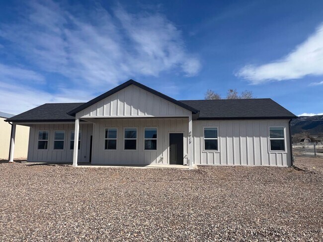 Building Photo - 4910 Wagon Wheel Dr E