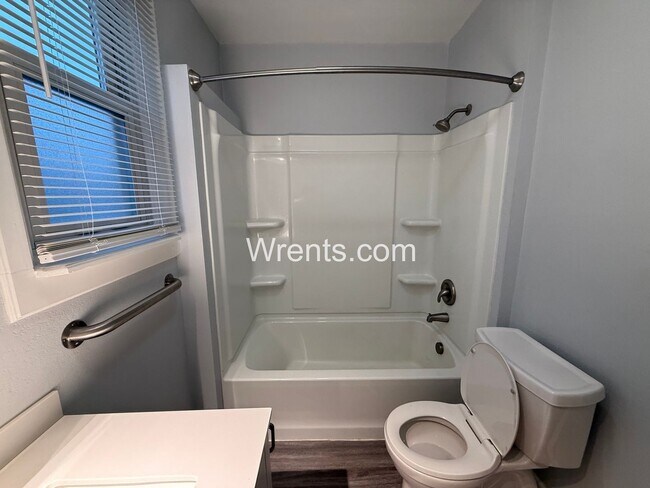 Building Photo - Full of Historic Charm & Character - Perry District  3 Bed/1 Bath Home