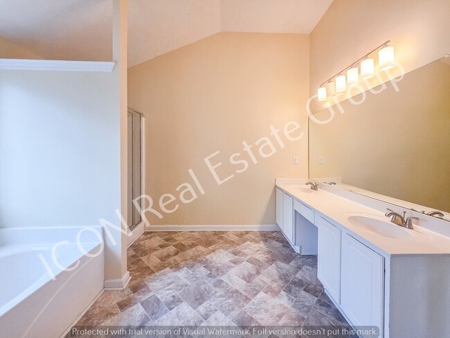 Building Photo - 4/2.5 home in a swim/tennis community