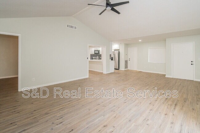 Building Photo - 304 La Serena St