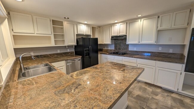 Building Photo - Single level 3 bedroom 2 bath home in the ...