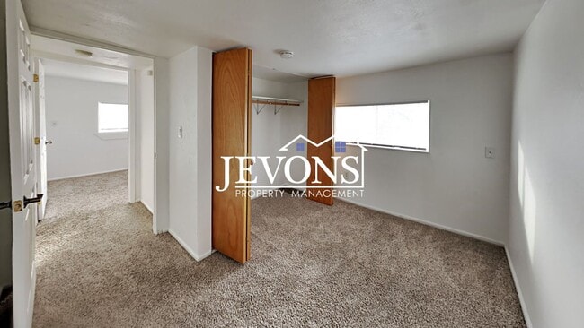 Building Photo - Two-story home in a walkable location, just minutes from Yakima Valley College, featuring long dr...