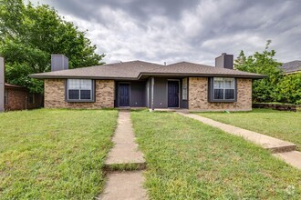 Building Photo - Duplex with back yard and parking spaces