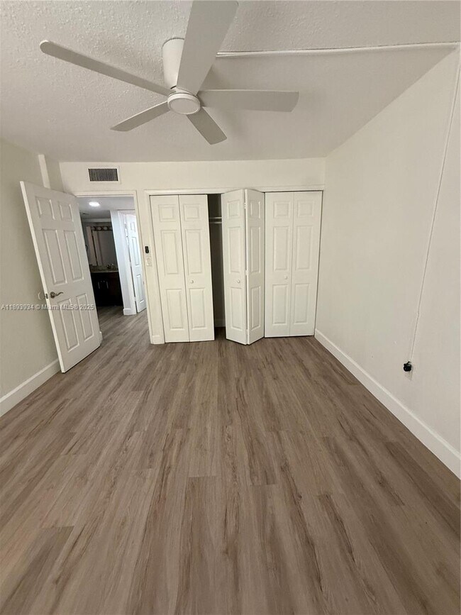 Building Photo - 8860 Fontainebleau Blvd
