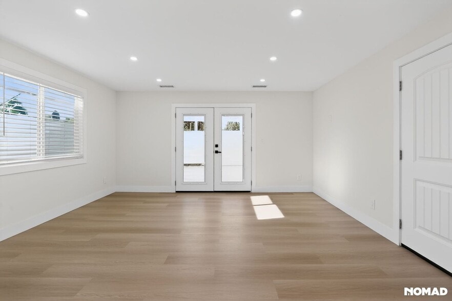 Building Photo - 212 E Florence Ave