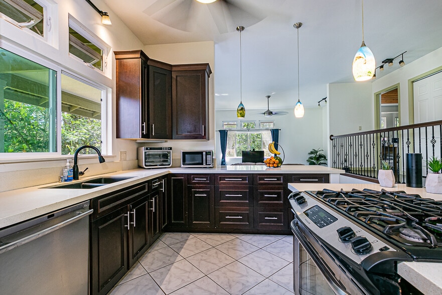 Large Kitchen w/ Gas Stove - 15-1834 13th Ave