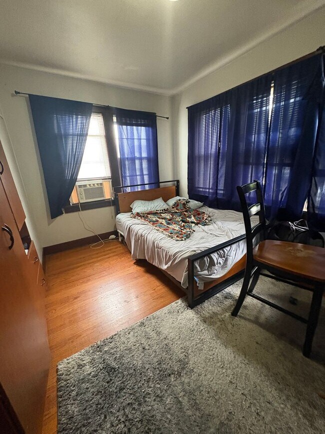 Building Photo - Large 4 Bedroom 1.5 Bathroom Apartment