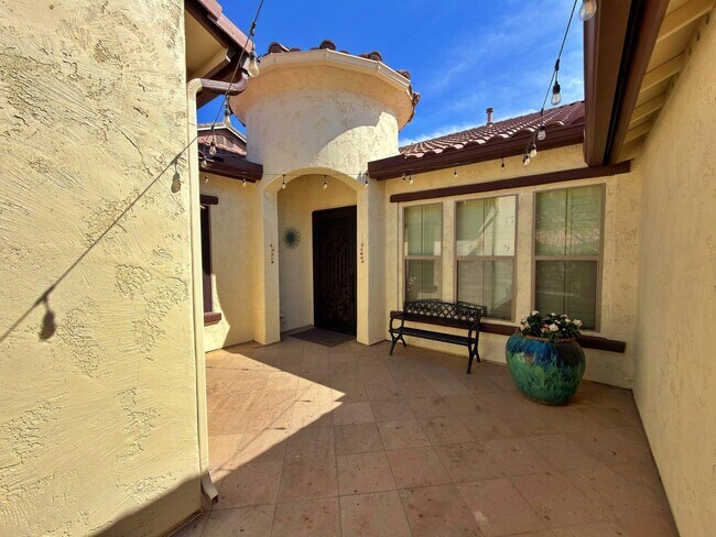 Building Photo - 737 E Charlevoix Ave