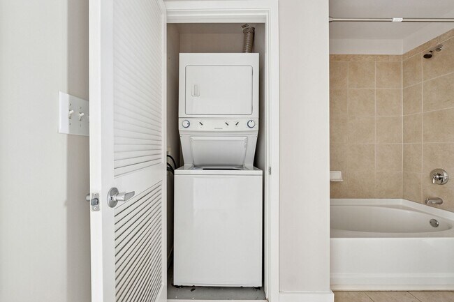 Building Photo - High-rise Luxury 1 Bedroom Buckhead Condo, Skyline Views of Atlanta!