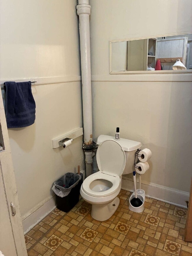 Building Photo - 4 Bedroom, 2 Full Bathroom Home With Central Air & Large Yard