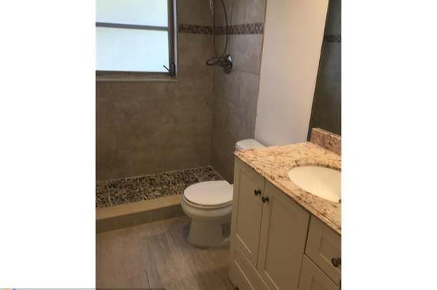 Building Photo - 3050 N Palm Aire Dr