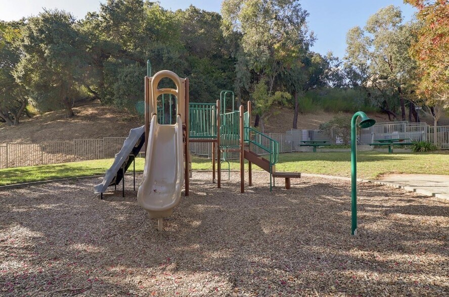 Building Photo - 520 Canyon Oaks Dr