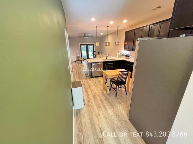 Building Photo - Spacious 2 Bedroom Townhouse in Gated Comm...