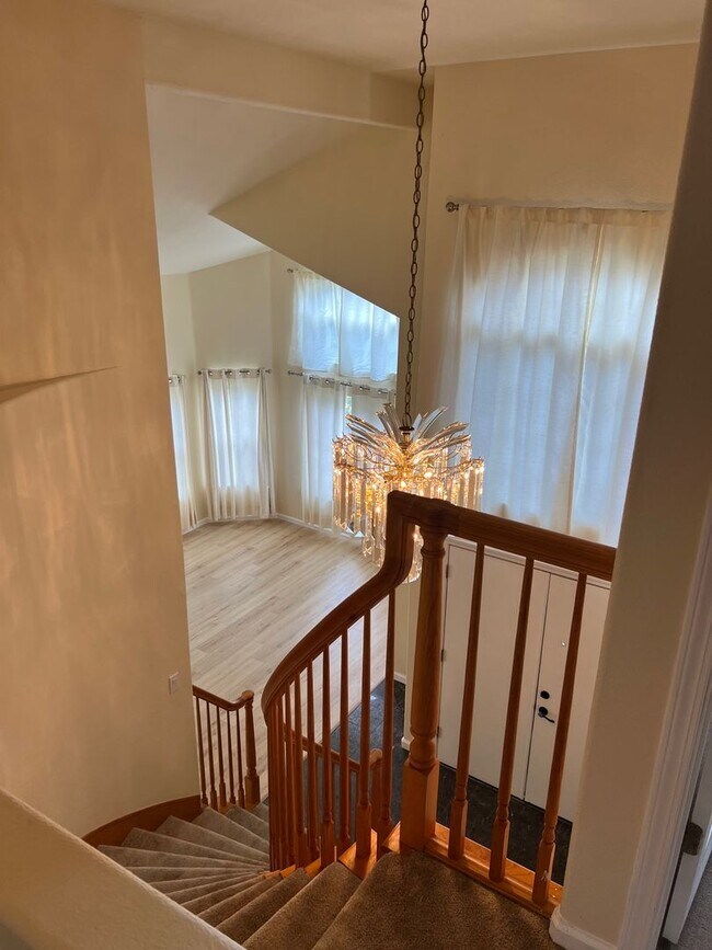 Building Photo - CAMPBELL - Executive 5 bedroom home in a desirable neighborhood