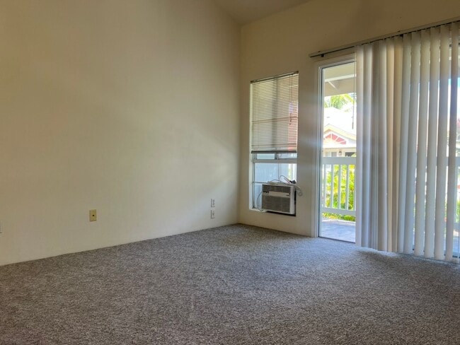 Building Photo - Unfurnished 3 bedroom 2 bath condo (top fl...