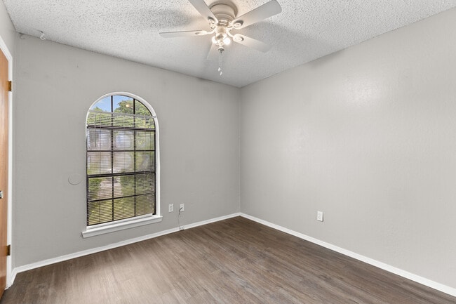 Building Photo - 228 Laredo Dr