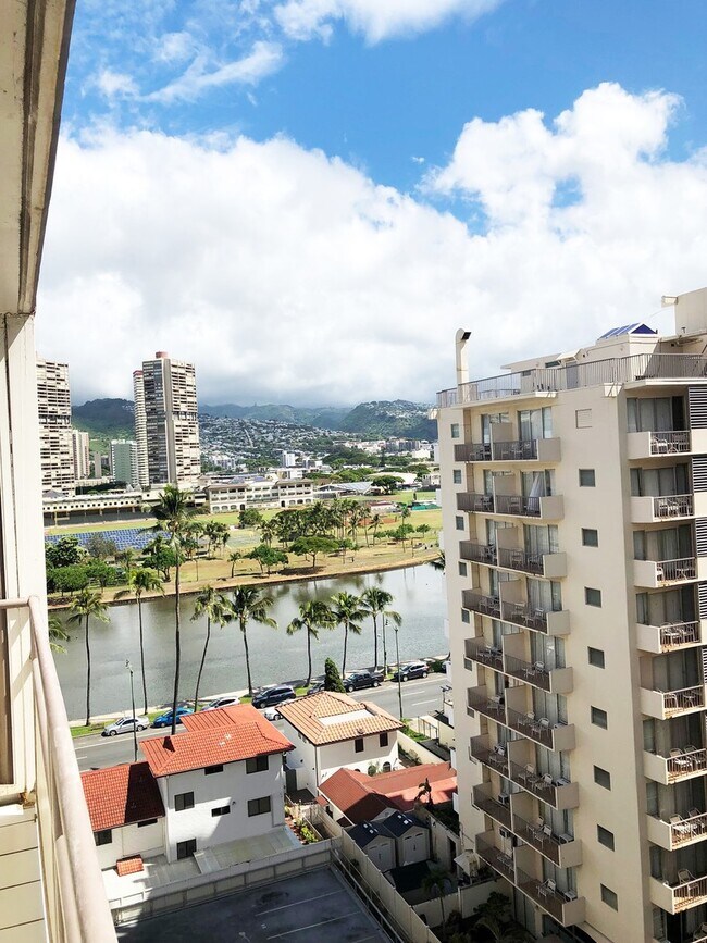 Building Photo - Waikiki - 1 bed 1 bath  w/ Parking - Utilities included!