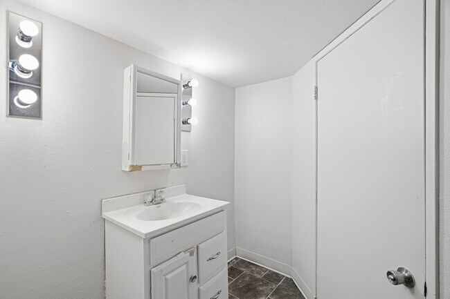 Building Photo - 3027 S Arthur St