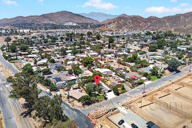 Building Photo - Charming 4 Bedroom Home with Private Yard & Garage Parking